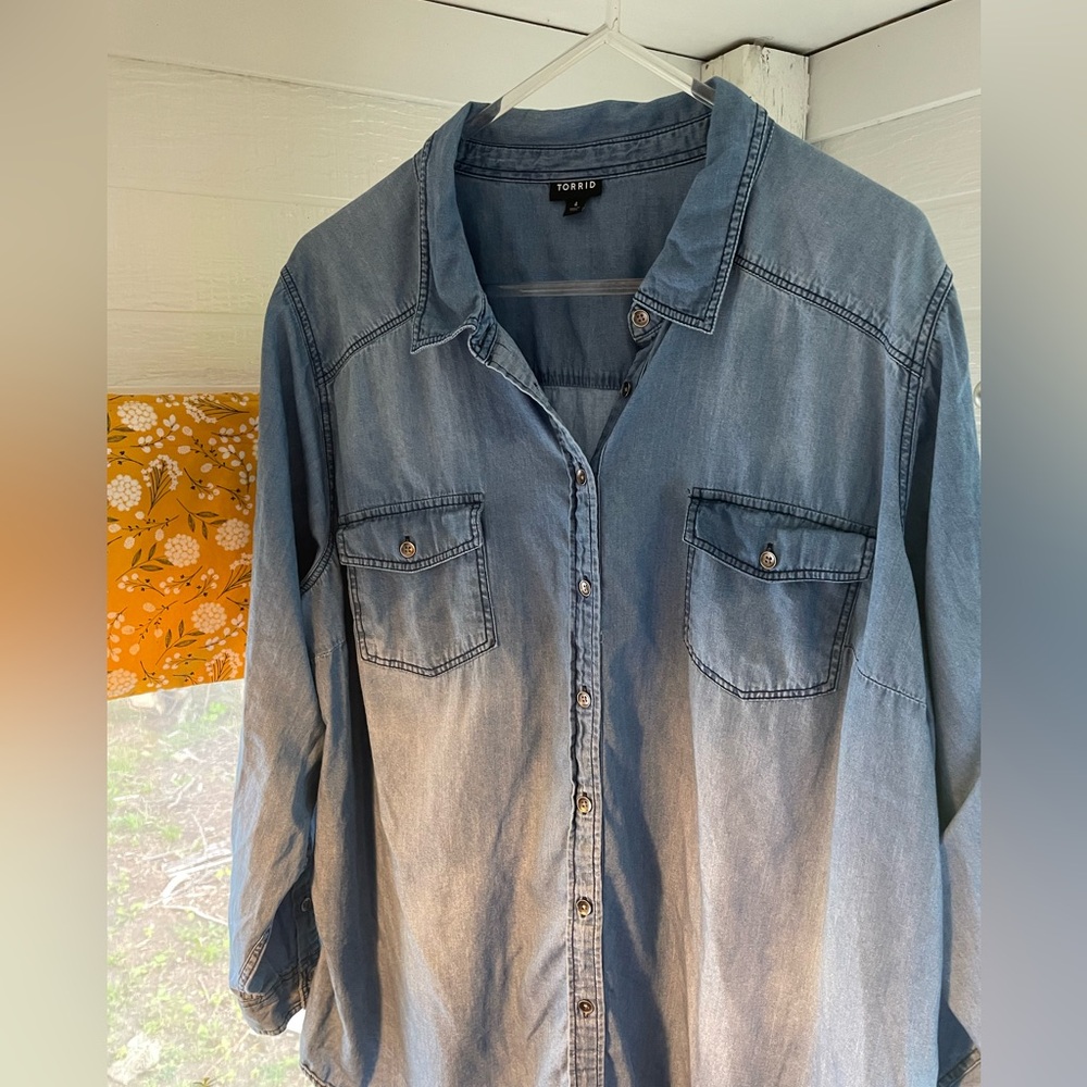 Torrid chambrey button down top size 4